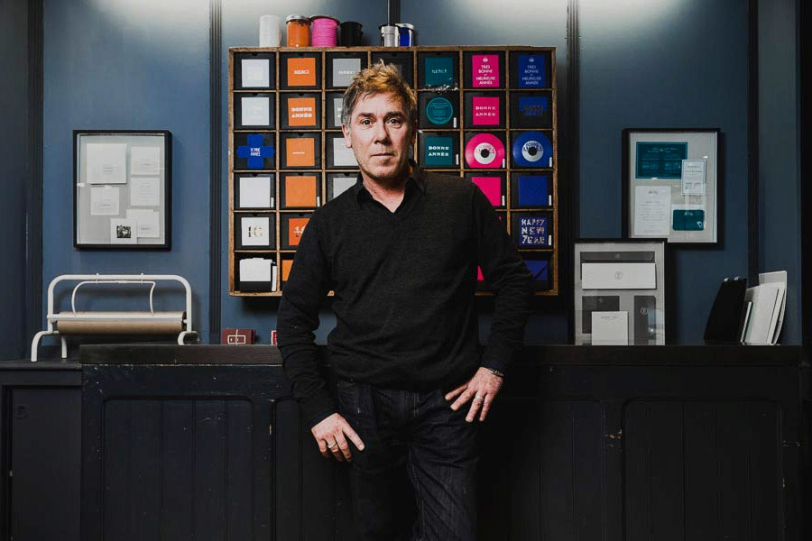 la photo représente Stéphane Le Sauter dans la boutique Intaglio à Paris 17