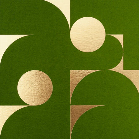 Cette photo représente un zoom de la carte de vœux modèle Césure, de la collection Intaglio 2022, sur une carte Vert Meadow, avec le détail des gravures Or.