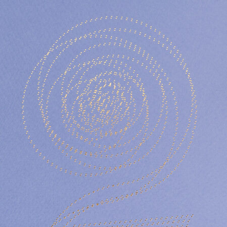 Cette photo représente un zoom de la carte de vœux modèle Simili, de la collection Intaglio 2022, sur une carte Mauve Ceylon, avec le détail de la gravure Or.