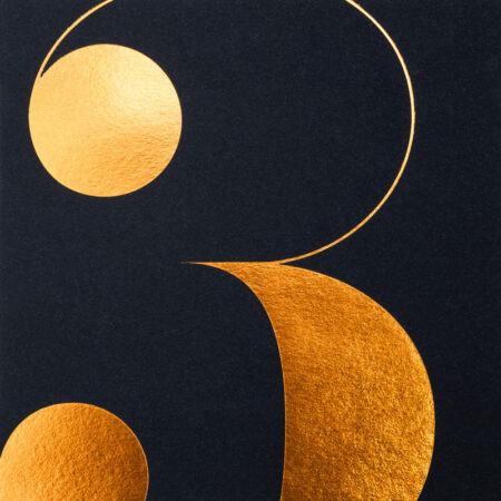 Cette photo représente un zoom de la carte de vœux de luxe modèle Jumbo, de la collection Intaglio 2023, sur une carte bleue Saville, avec son motif gravé en Cuivre.