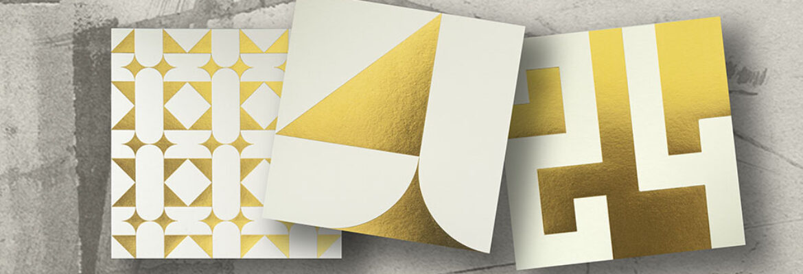 Cette photo présente une mise en scène de trois cartes de vœux de luxe 2024, utilisée comme bandeau Carte de Voeux de la page d'accueil du site Intaglio.