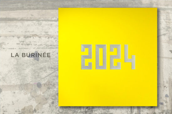 Mise en scène du modèle de carte de voeux de luxe 2024, La Burinée, dans sa version Argent sur Limone, sur un fond original.