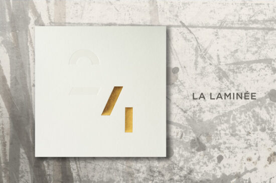 Mise en scène du modèle de carte de voeux de luxe 2024, La Laminée, dans sa version Or sur Bianco, sur un fond original.