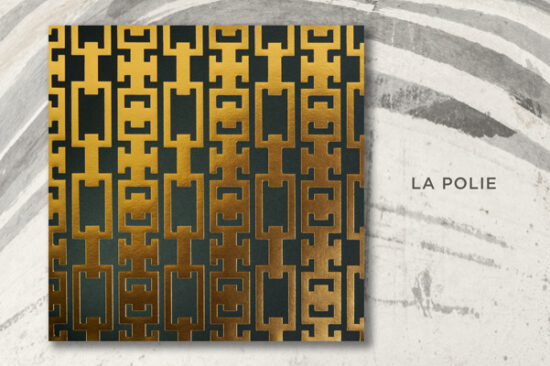 Mise en scène du modèle de carte de voeux de luxe 2024, La Polie, dans sa version Or sur Dark Grey, sur un fond original.