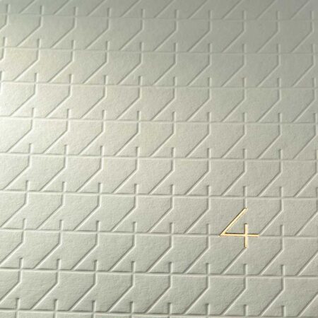 Cette photo présente un zoom de la carte de vœux de luxe La Sertie, de la collection Intaglio 2024, avec son pattern estampé et son motif gravé en Or, sur une carte Bianco teinte dans la masse.
