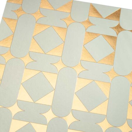 Cette photo présente un zoom de la carte de vœux de luxe La Brodée, de la collection Intaglio 2024, avec son pattern gravé en Or, sur une carte Bianco teinte dans la masse.