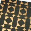 Cette photo présente un zoom de la carte de vœux de luxe La Brodée, de la collection Intaglio 2024, avec son pattern gravé en Or, sur une carte Dark Grey teinte dans la masse.
