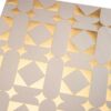 Cette photo présente un zoom de la carte de vœux de luxe La Brodée, de la collection Intaglio 2024, avec son pattern gravé en Or, sur une carte Nude teinte dans la masse.