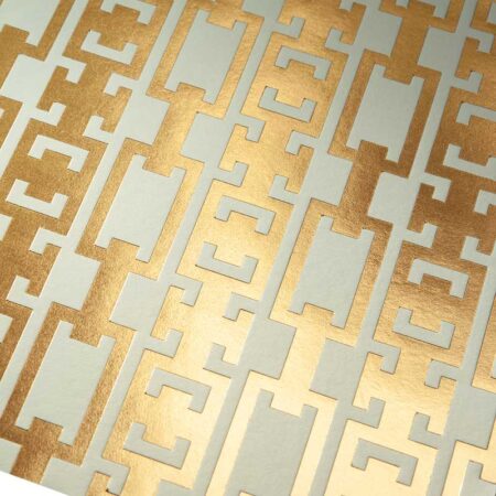 Cette photo présente un zoom de la carte de vœux de luxe La Polie, de la collection Intaglio 2024, avec son pattern gravé en Or, sur une carte Bianco teinte dans la masse.