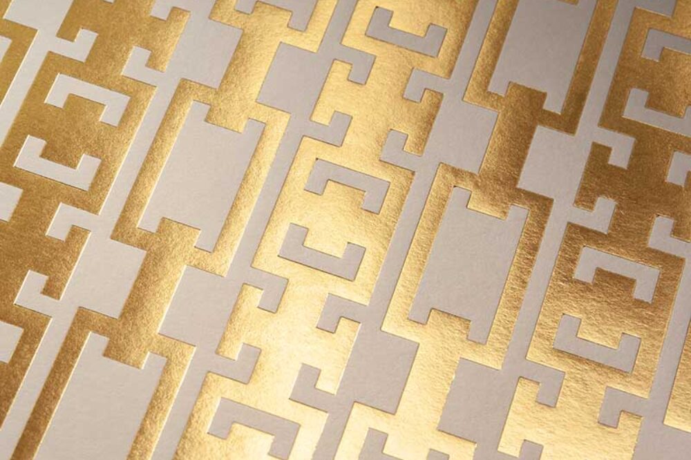 Cette photo présente un zoom de la carte de vœux de luxe La Polie, de la collection Intaglio 2024, avec son pattern gravé en Or, sur une carte Nude teinte dans la masse.