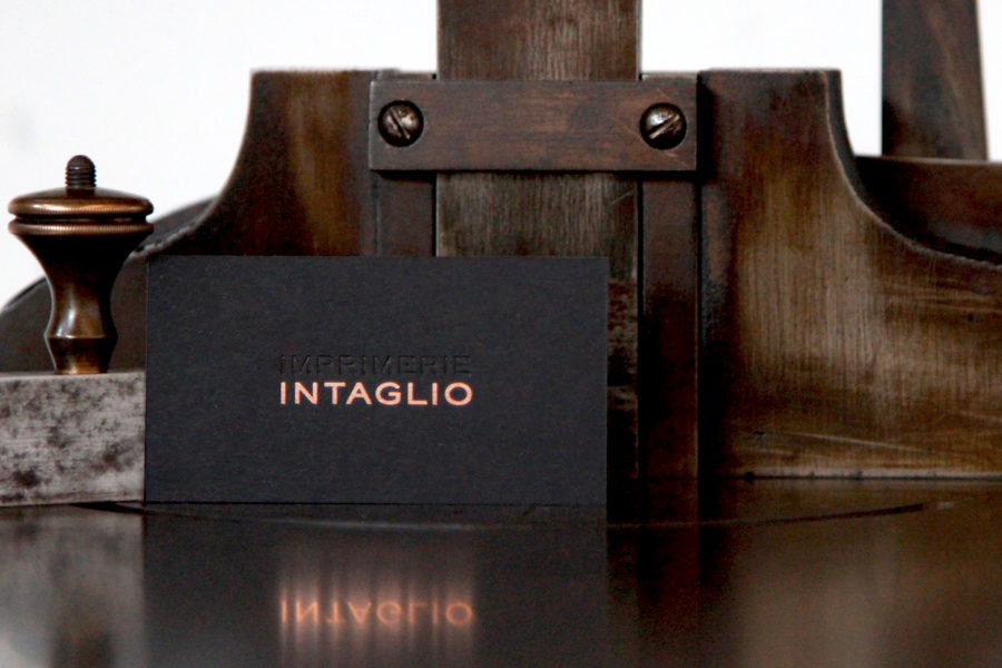 Une carte de visite Intaglio pour Intaglio gravé Or Rose sur carte noire et blanche contrecollée