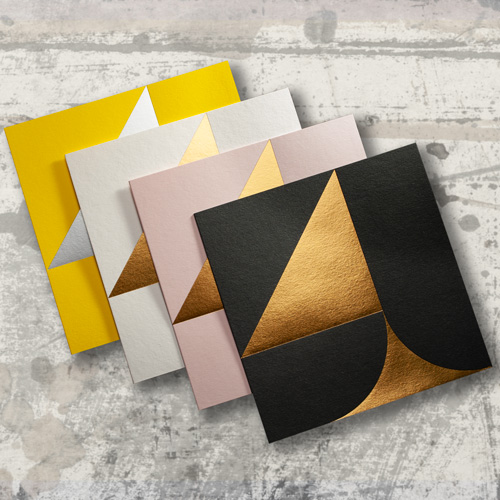 Cette photo représente le modèle La Fuselée déclinée dans ses quatre couleurs de carte, disponibles : dark Grey, Nude, Bianco et Limone et ses deux teintes de gravure : Or et Argent.