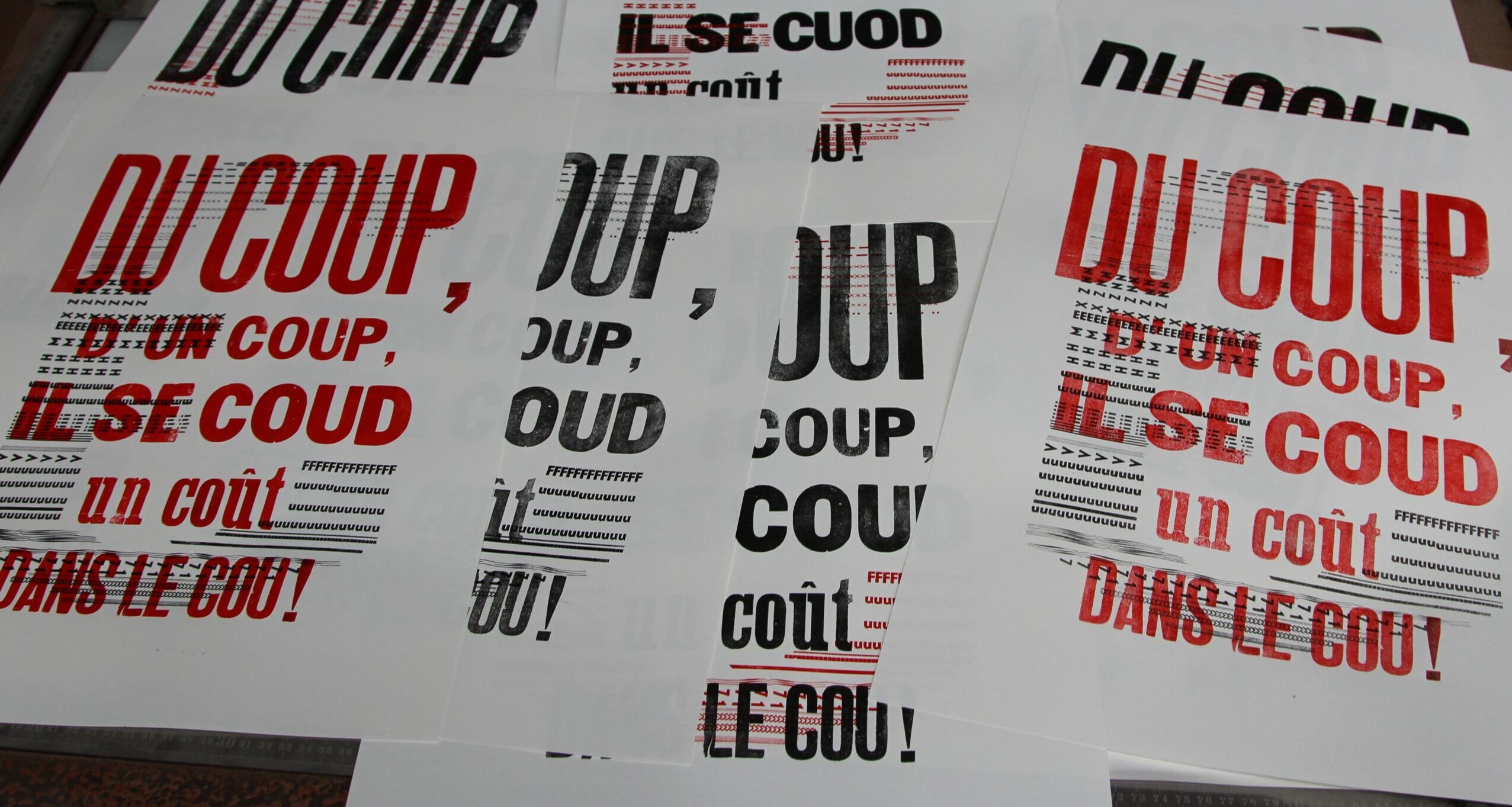 Cette photo représente plusieurs affiches typographiques crées par Anne-Laure, lors de son stage à l'Atelier Intaglio.