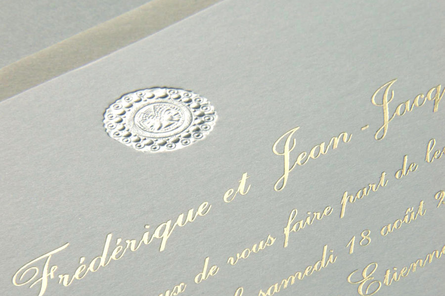 Faire part de mariage médaillon gravure argent et texte typographie Anglaise en gravure or sur papier écru imprimé par Intaglio