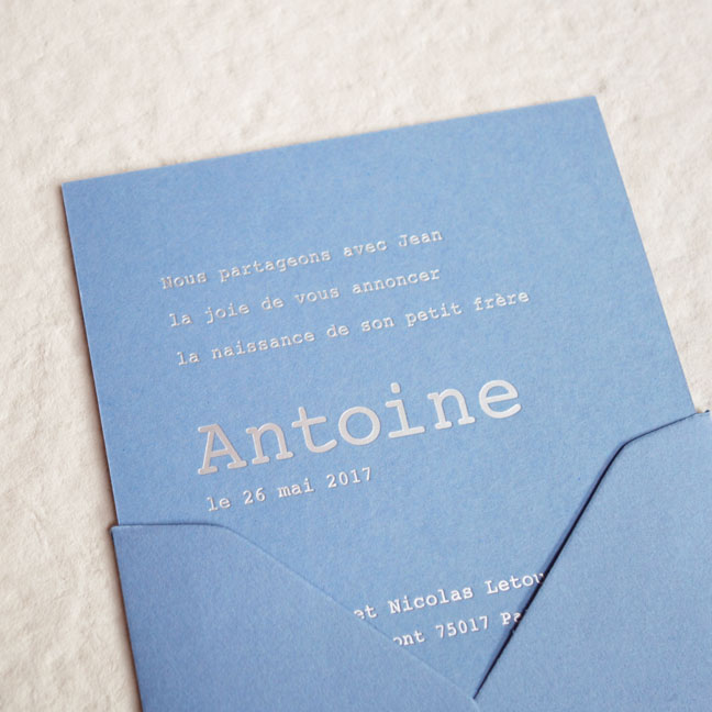 cette photo représente le faire-part de naissance BABORD couleur azur avec une gravure argent