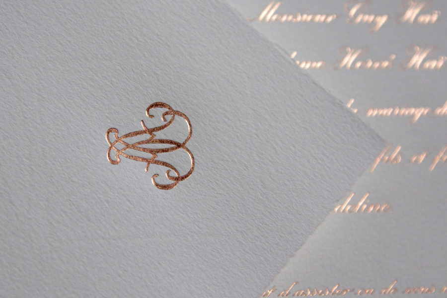 Monogramme en gravure or rose sur billet de mariage traditionnel vélin d'arches par l'imprimerie Intaglio