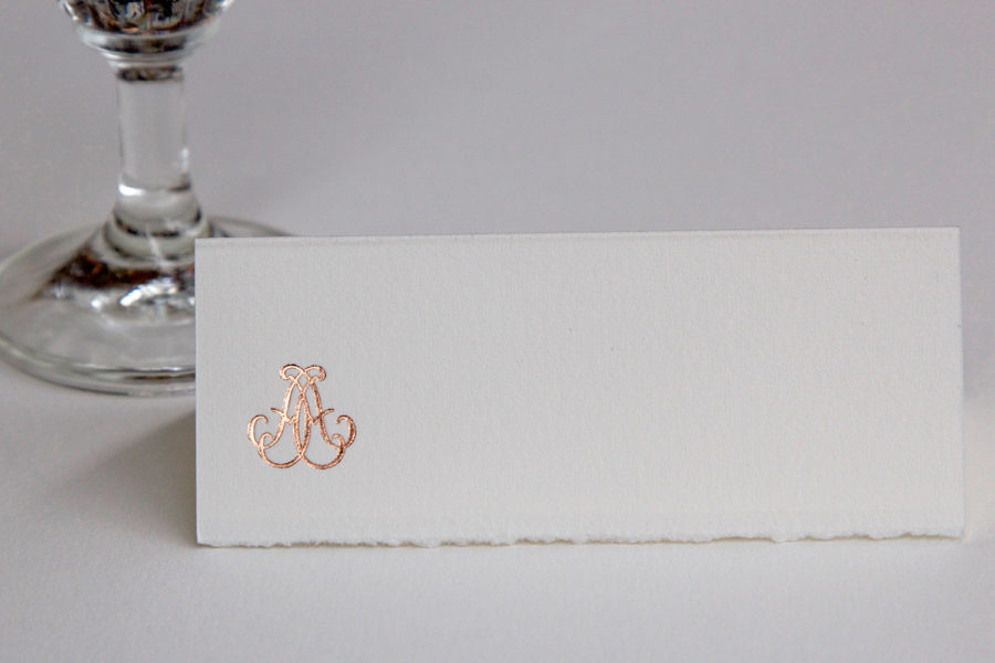 Faire-part de mariage et marque-place Monogramme gravé en Or rose sur papier Vélin d'Arche imprimé par Intaglio