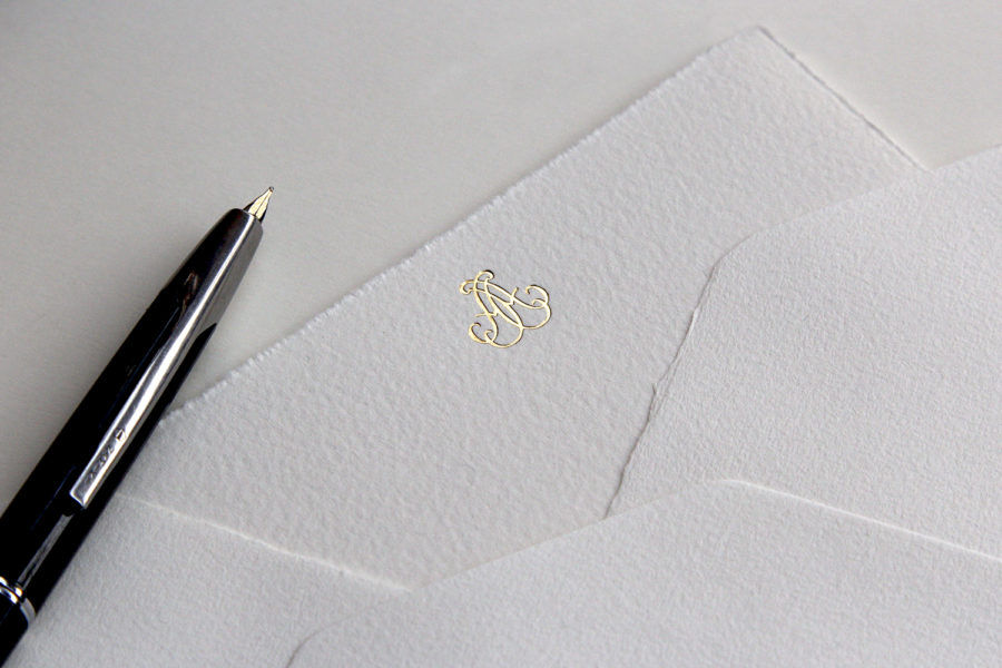 Faire-part de mariage et enveloppe Monogramme gravé en Or sur papier Vélin d'Arche imprimé par Intaglio
