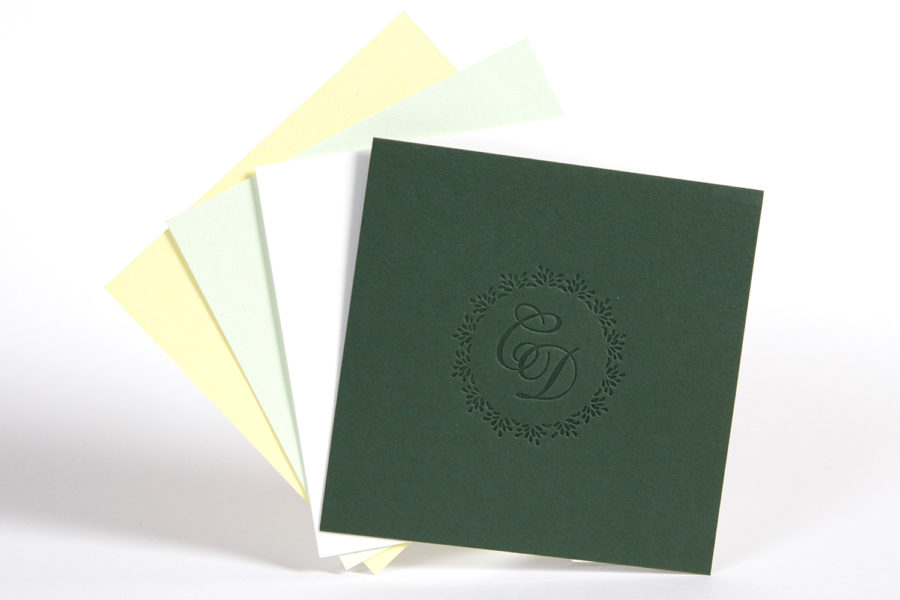 Faire-part de mariage avec monogrammes estampés sur papiers d'édition vert pistachio, citron et blanc naturel par l'imprimerie Intaglio