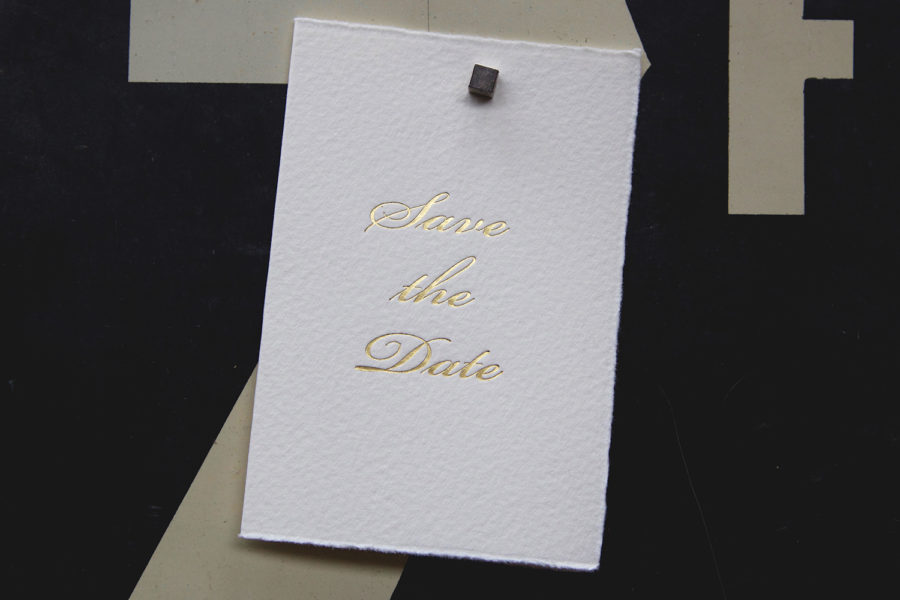 Faire-part de mariage et Save the Date typographié en Anglaise gravé en Or sur papier Vélin d'Arche imprimé par Intaglio