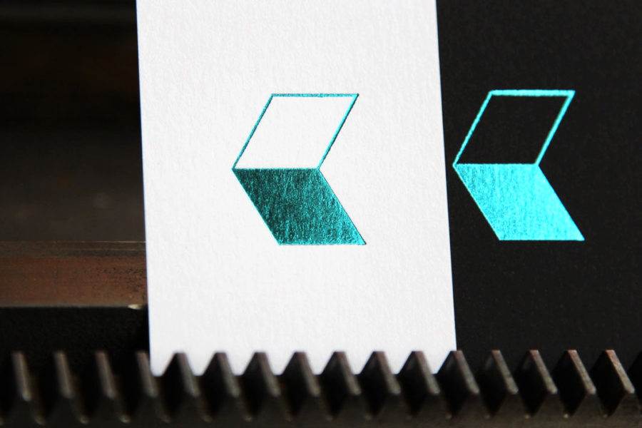 Carte de visite blanche imprimée au recto avec logo en dorure vert métallique par Intaglio
