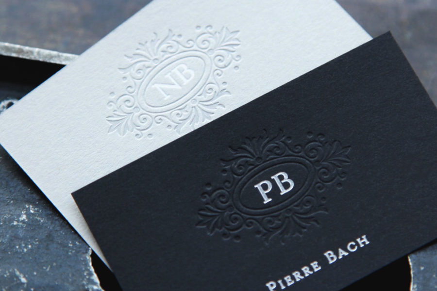 Cartes de visite classiques en Noire et Blanc pour Monsieur et madame imprimée avec ornement d'un fleuron en estampage et initiales en dorure argent par imprimerie Intaglio Paris
