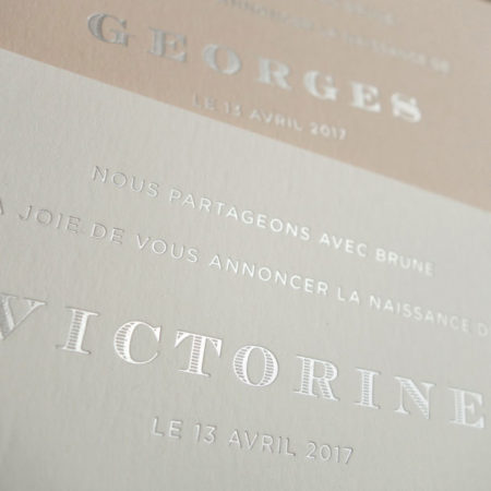 Faire-part de naissance collection Altesse en dorure argent sur carte de couleur Grey et Biscuit par Intaglio-Paris