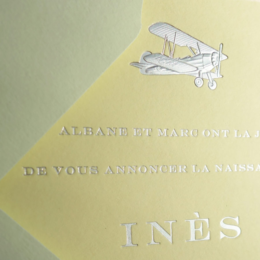 Faire-part de naissance collection médaillon avion en dorure argent sur carte de couleur Citron par Intaglio-Paris