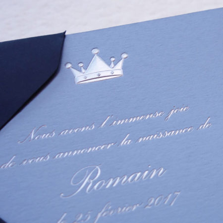 Faire-part de naissance collection médaillon couronne en dorure argent sur carte de couleur bleu azur par Intaglio-Paris