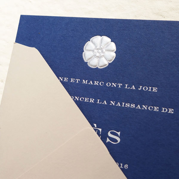 Faire-part de naissance collection médaillon fleur en dorure argent sur carte de couleur bleu de sèvres par Intaglio-Paris