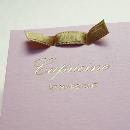 Faire-part de naissance collection Haute Couture dorure or sur carte de couleur rose Candy par Intaglio-Paris