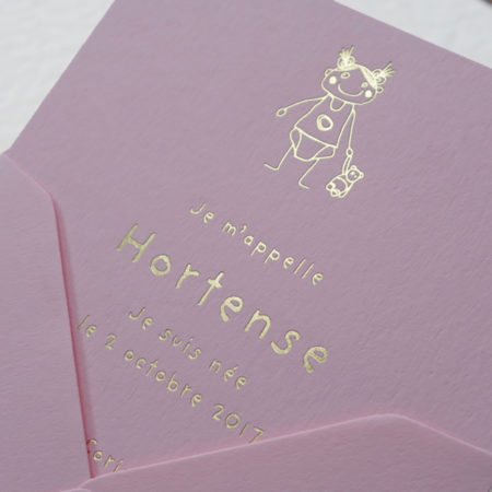 Faire-part de naissance collection Lulu en dorure or sur carte de couleur rose Candy par Intaglio-Paris
