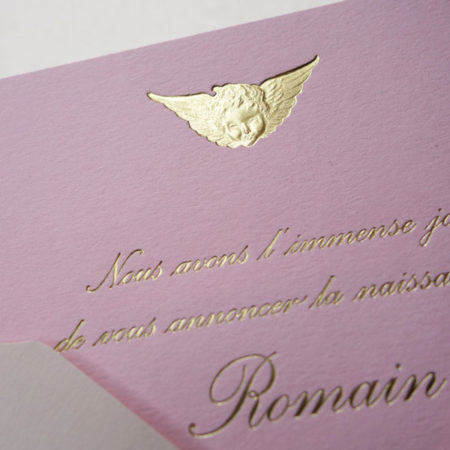 Faire-part de naissance collection médaillon Ange en gravure or sur carte de couleur rose candy par Intaglio Paris