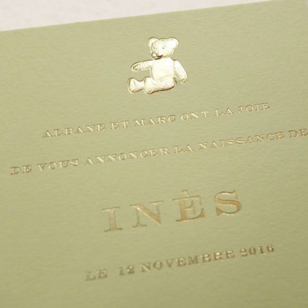 Faire-part de naissance collection médaillon ourson en dorure or sur carte de couleur Citron par Intaglio-Paris