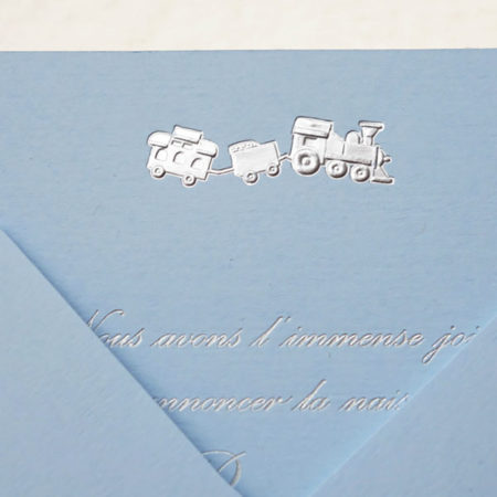 faire_part_naissance_medaillon_train_texte_typo_anglaise_dorure_argent_carte_couleur_azur