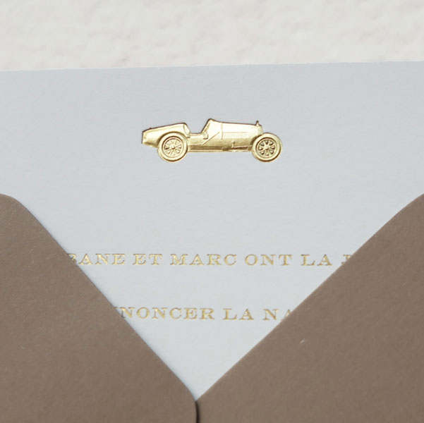 Faire-part de naissance collection médaillon voiture en dorure or sur carte de couleur Blanche par Intaglio-Paris