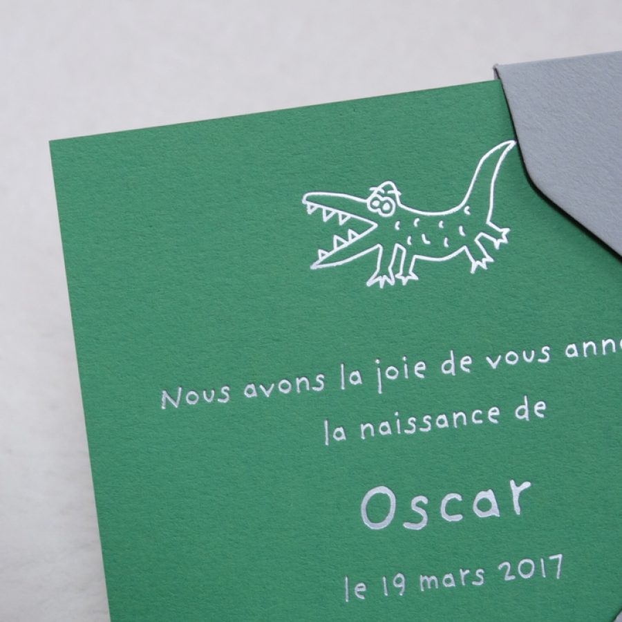 Faire-part de naissance collection Toys Crocodile en dorure argent sur carte de couleur Médina Green par Intaglio-Paris
