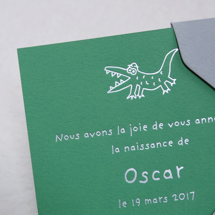 Faire-part de naissance collection Toys Crocodile en dorure argent sur carte de couleur Médina Green par Intaglio-Paris