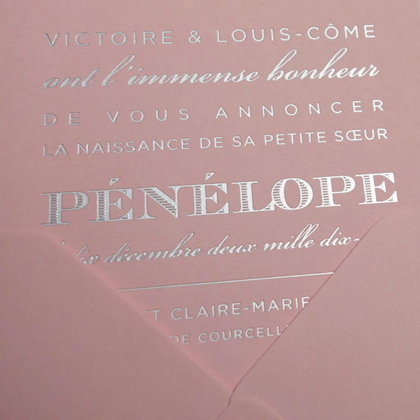 Faire-part de naissance collection West Coast en dorure argent sur carte de couleur rose Candy par Intaglio-Paris