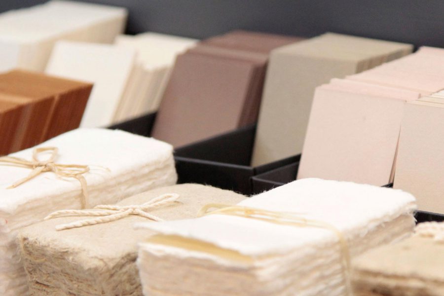 Présentation de papiers pur coton dans les couleurs naturelles dans la boutique de l'imprimerie Intaglio Paris